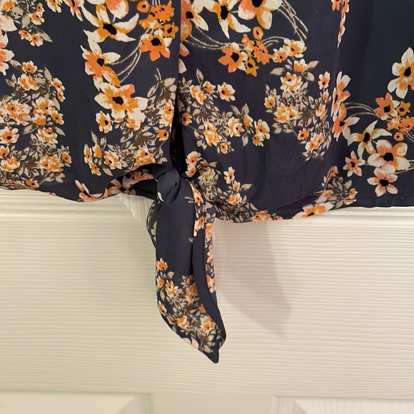 West Kei | Casiya Tie Front Blouse | M | Navy - Picture 3 of 3